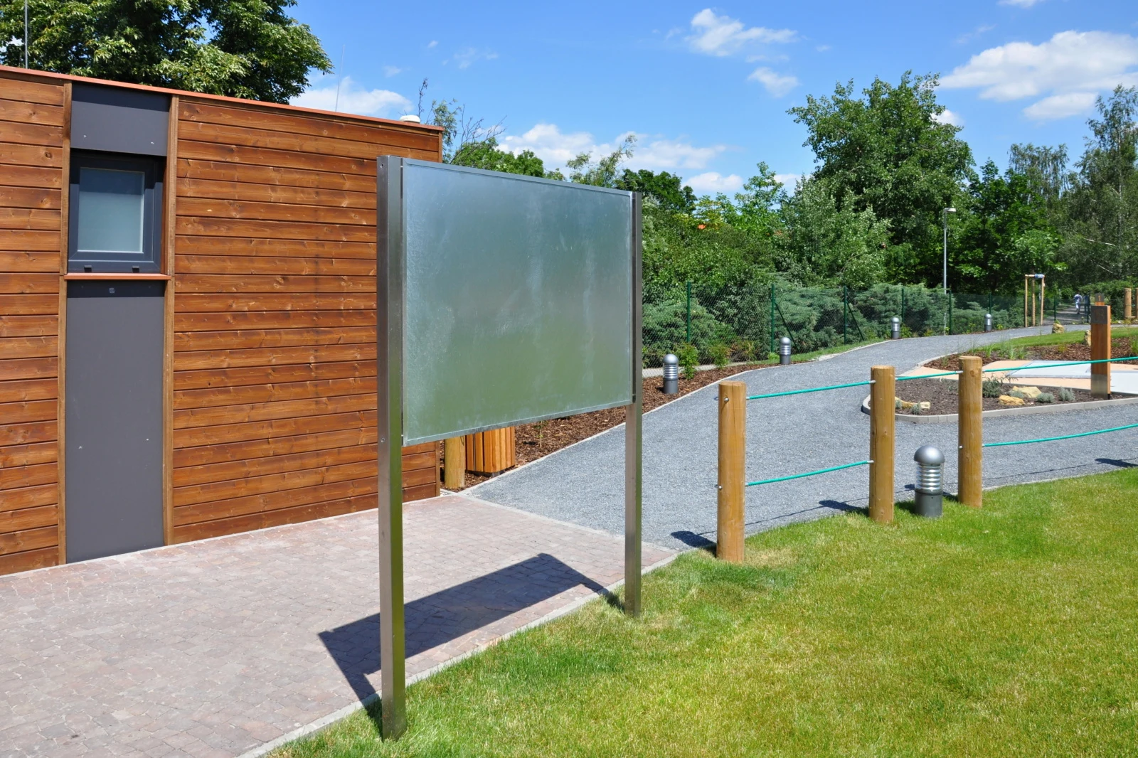 Informationstavla Hjorted med valbart tak – 180 × 120 cm informationsyta, utan tak