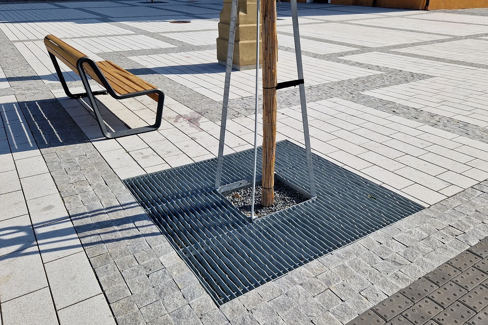 Trädgaller Laxå med vågformade band – 159,6 × 159,6 cm, utan stamskydd