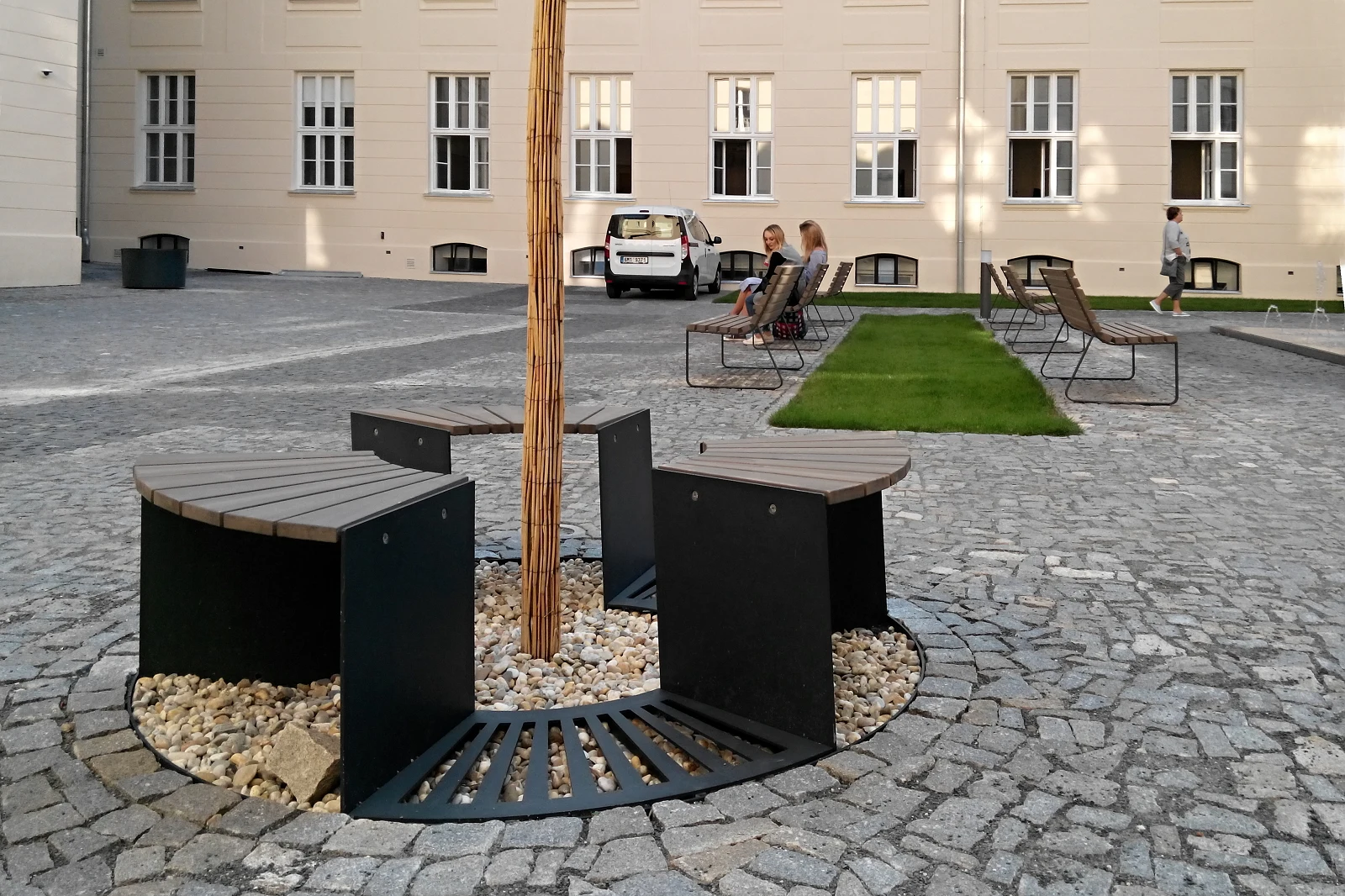 Trädgaller Filipstad med sittplatser och valbara cykelställ – 3 sittsegment växelvis med 3 gallersegment