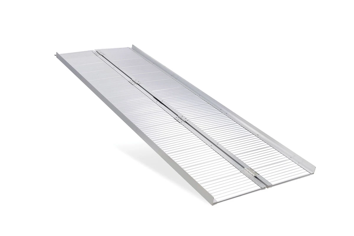 Bred hopfällbar ramp 213 cm – bred aluminiumramp med gångjärn längs mitten. Familjebild; exakt storleksutförande kan skilja sig. Exakt längd är inte visuellt verifierbar