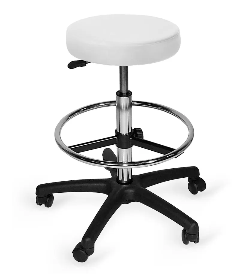 Hög vårdpall med rund sits, hjul och fotring.