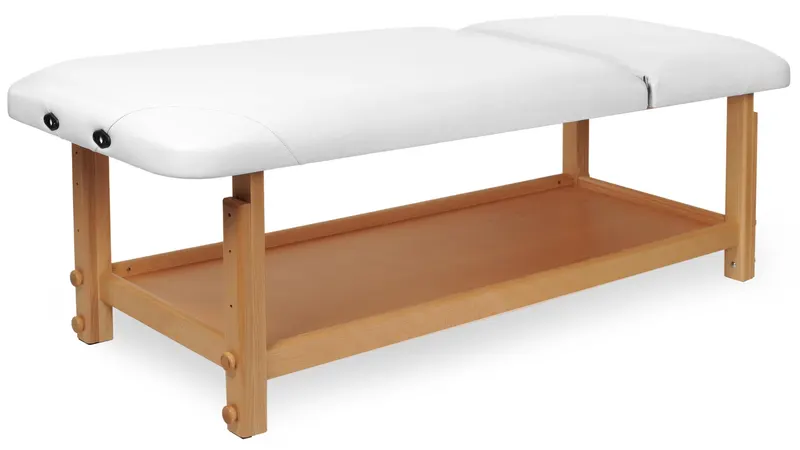 Massagebänk i trä med liggyta med 2 delar och förvaringshylla.