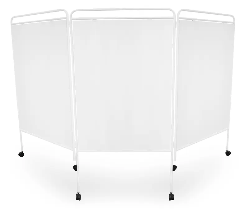 Tredelad avskärmning med vita PVC-paneler i ram på hjul.