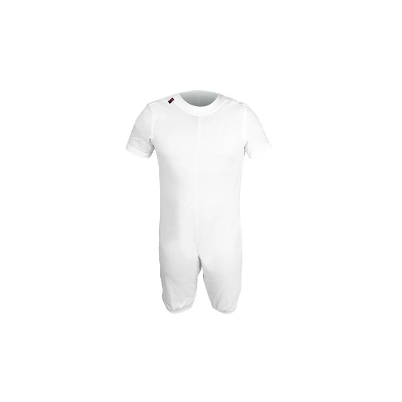Vit vårdpyjamas med korta ärmar och korta ben, framifrån