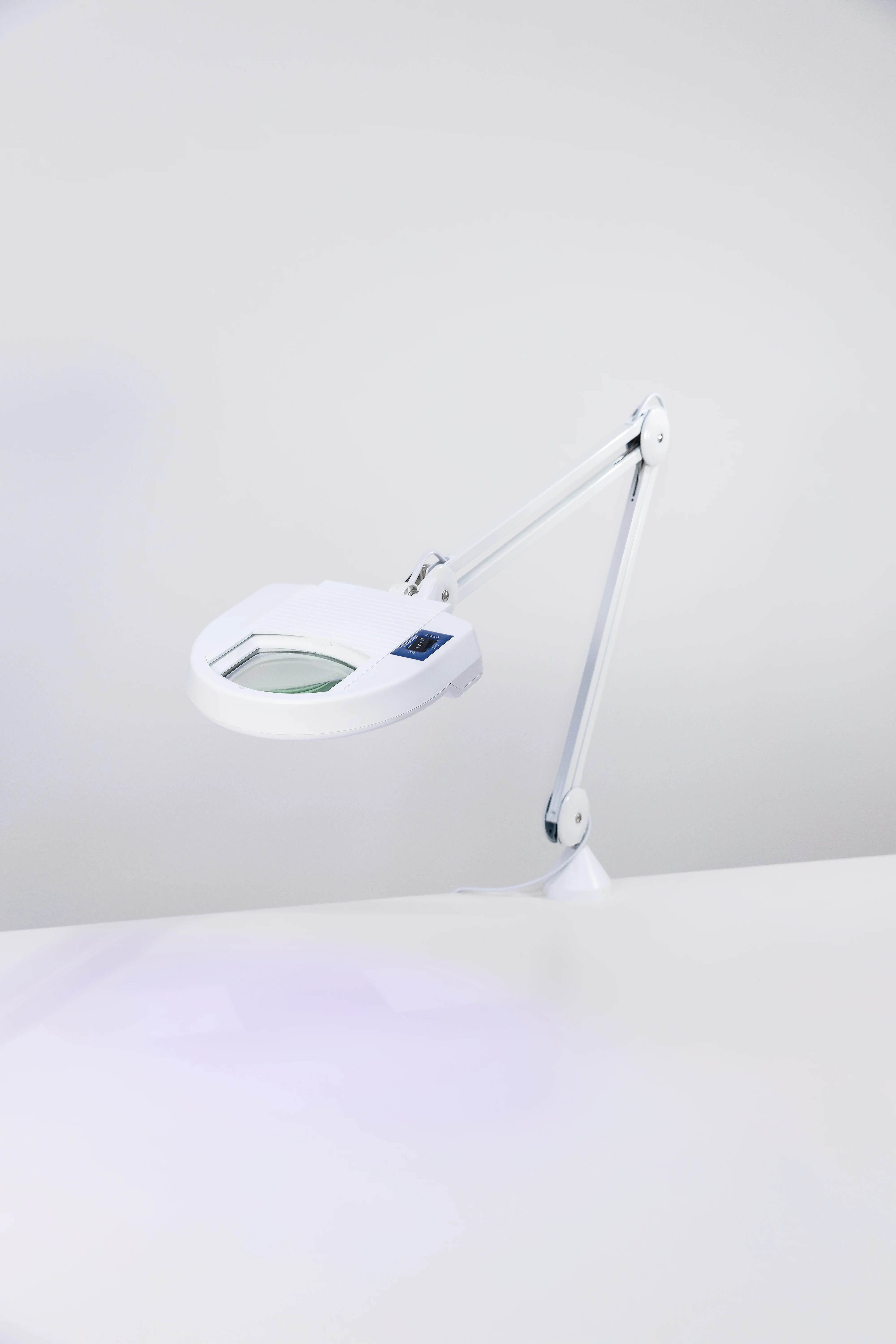 Woodlampa med LED, ledad arm och 3 dioptrier – woodlampa med ledad arm monterad vid bord